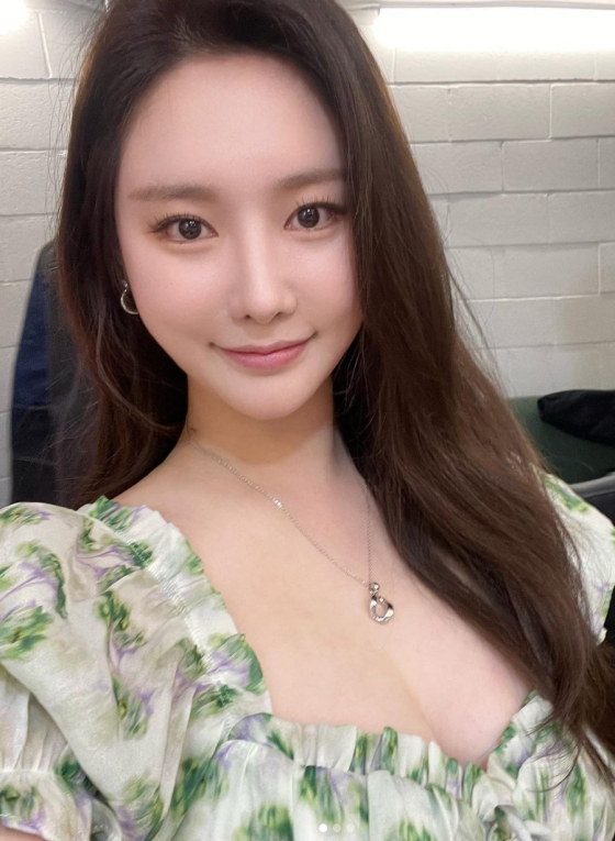 브레이브걸스 민영, 카페 사장 변신? 제 본업은 아직 가수[스타IN★]