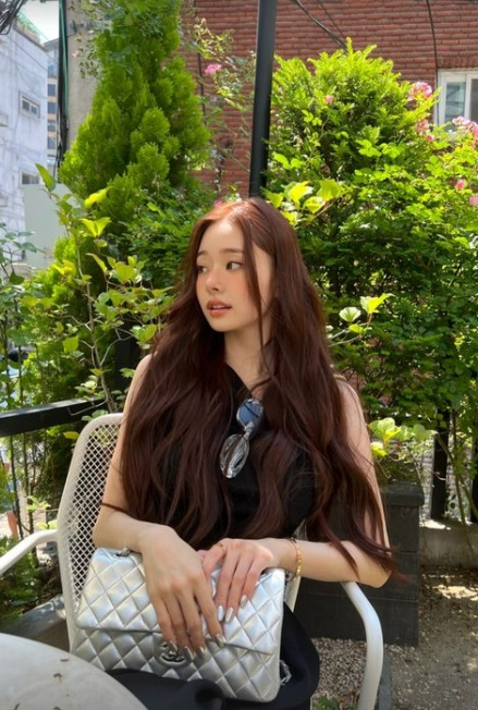 프리지아, 레어한 실버 샤넬백 들고 나들이..헤어컬러 내 맘에 쏙♥