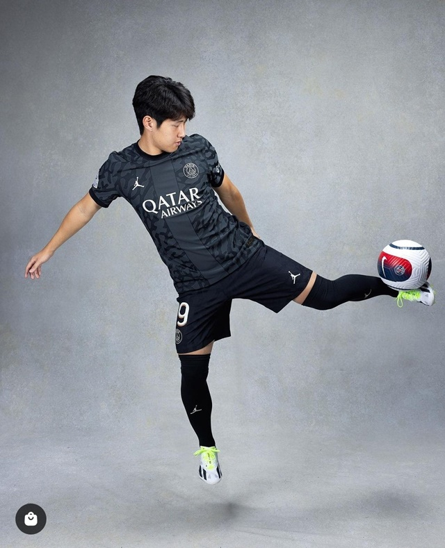 이강인이면 더 잘 팔린다 PSG 새 유니폼 모델로 등장→평범한 회색 패션도 빛난다