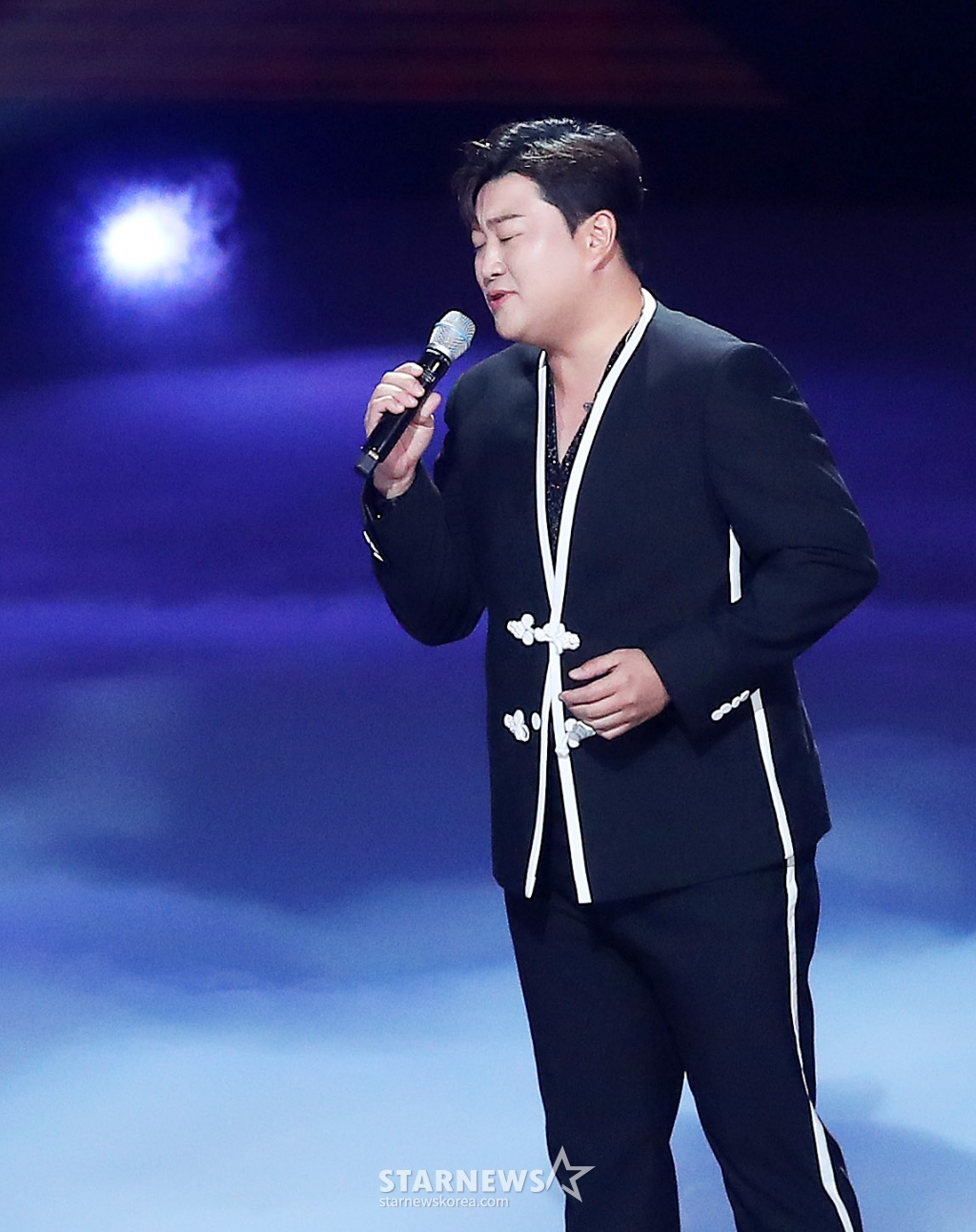김호중, 개그맨·래퍼와 유흥업소 텐프로 방문→콘서트서 후회 심경 고백 [종합]