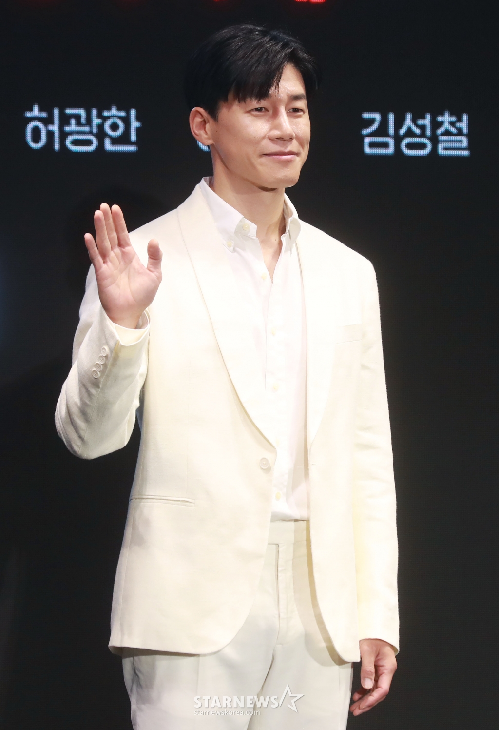 김무열 '여심 잡는 손인사'[포토]