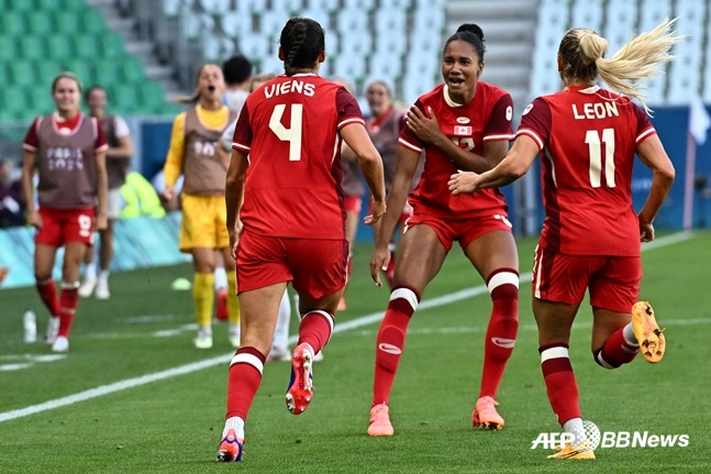 '드론 염탐 효과 봤나' 캐나다 女축구, 뉴질랜드에 2-1 승리... 경기 후 프리스트먼 감독, 직무 정지 '징계' [올림픽]