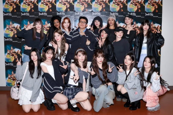 방시혁, 뉴진스 없는 하이브 걸그룹 모임 속..위풍당당 센터 차지