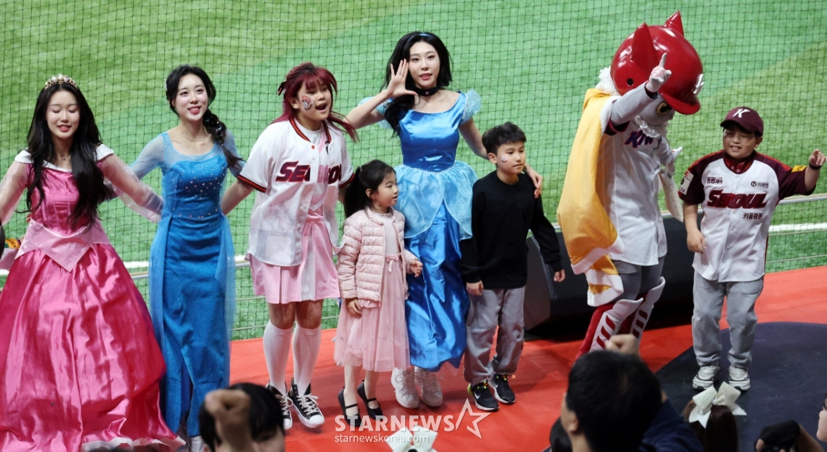 [포토]어린이들과 어깨동무한 치어리더