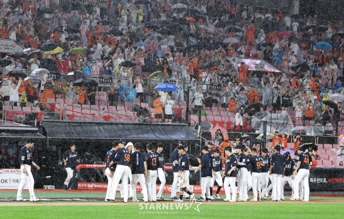 [포토]'6-5으로 강우콜드승' 한화이글스