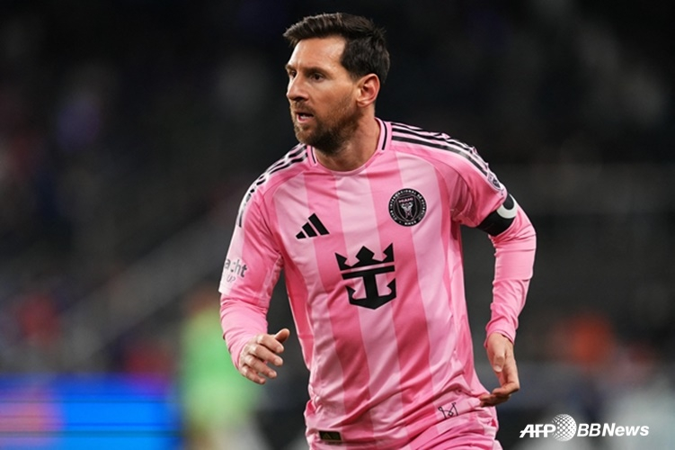 아직 '축구의 신' 맞네! 메시, MLS 신기록 또 썼다... 득점왕+도움왕 오르고도 "역대 최다 공격P 59개"