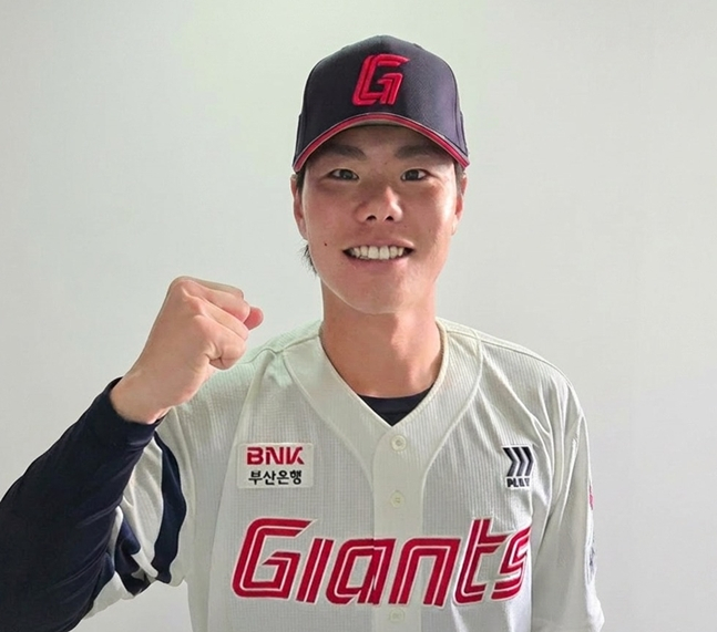 [오피셜] '쿄야마 교체' 결단 내린 롯데, '대만 실업리그 ERA 1위' 이이무라 영입→최고 구속 153