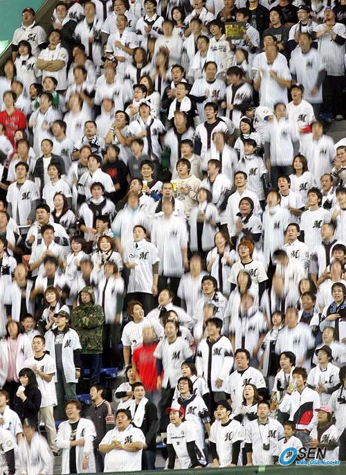 [사진]혹시 축구장(?), 롯데 팬들의 특이한 응원