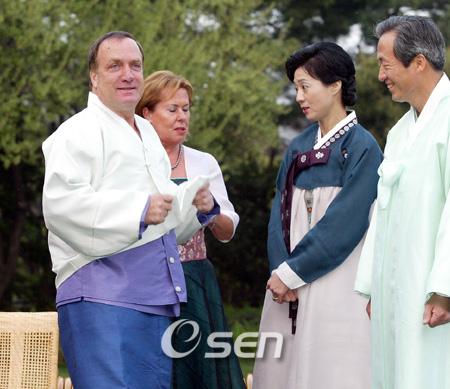 [사진]아니, 옷을 잘못 입으셨네요!