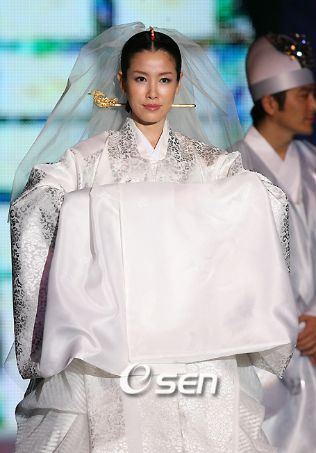[사진]한복 웨딩드레스가 빛나는 이태란