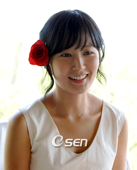 [사진] 임정은, 머리에 꽃 달고 예쁜 미소