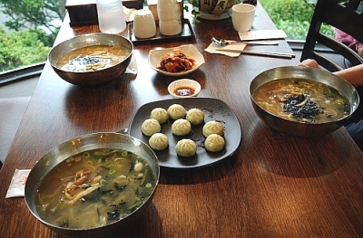 송이버섯과 칼국수가 만나 가을입맛 자극