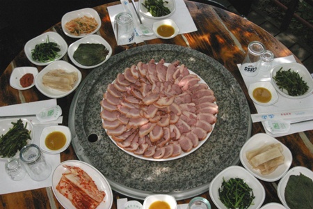 포도밭 아래서 오리 돌구이를