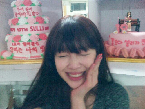 설리, 생일 케이크에 둘러싸여 함박웃음..행복하다!
