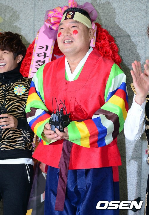 [사진]강호동,연지곤지 얼굴에 찍고~