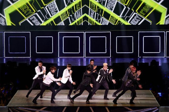 슈퍼주니어, 중국 상해 공연 성황..1만명 열광