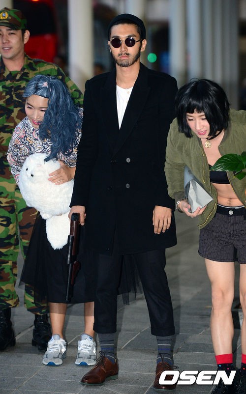 [사진]슈퍼주니어 시원,공항 경찰대를 긴장하게 만드는 소품