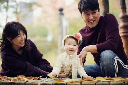 변우민, 가족사진 공개..20살 연하 미모 아내+11개월 딸 단란
