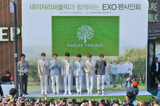 엑소 떴다..팬사인회에 서울 명동-대구 동성로 2만명 마비