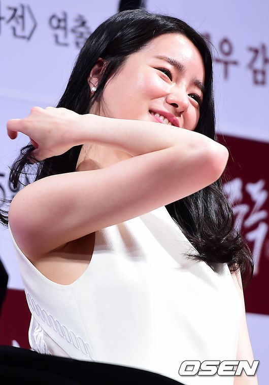 [사진]머리 살짝 넘기는 인간중독 임지연