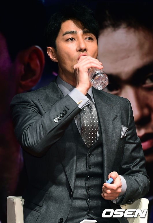 [사진]긴장된 표정의 차승원,물 한모금 마시며