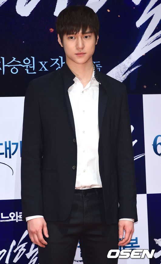 [사진]고경표,형사 느낌이 물씬