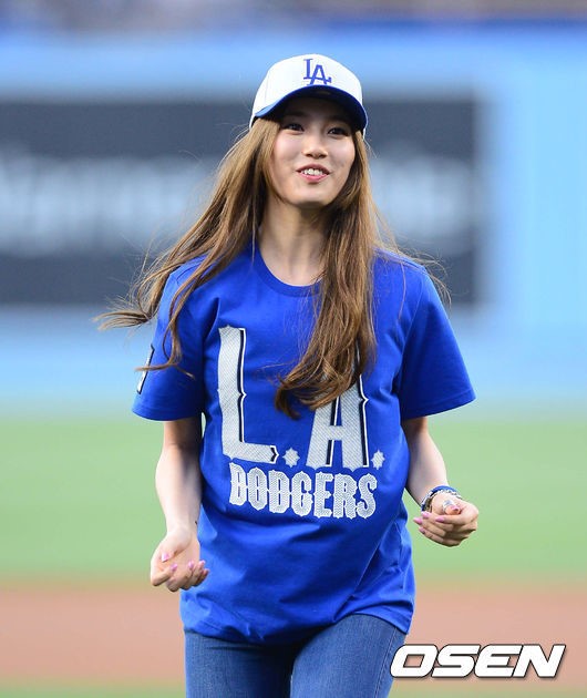 수지 시구,류현진 미트에 공이 들어가자 환호하는 수지