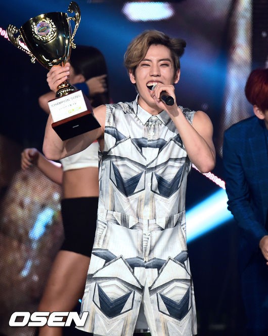 [사진]인피니트 동우,쇼챔피언 1위 트로피 들고 함박미소