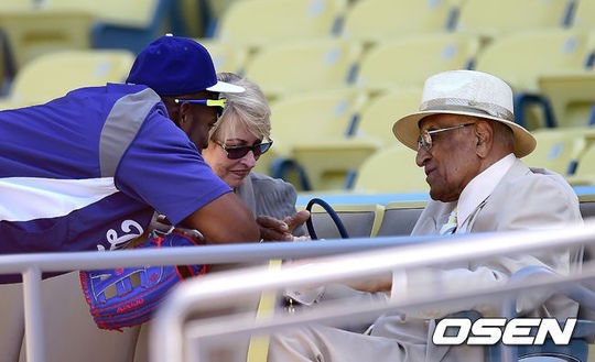[사진]MLB 전설과 이야기 나누는 LA 다저스 푸이그