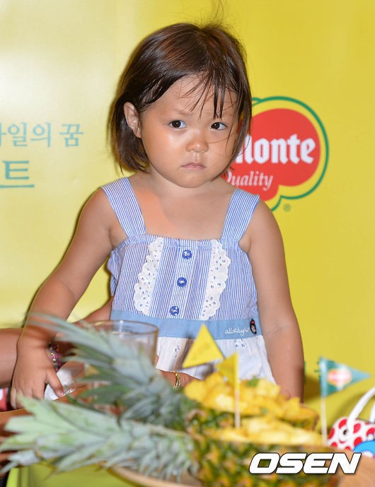[사진]파인애플 앞에서 수줍은 추사랑