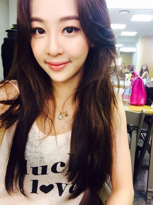 씨스타 다솜, 반달 눈썹 보름달 눈동자 미인이시네요
