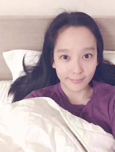 다나, 민낯 침대셀카 공개 데뷔 때랑 똑같네