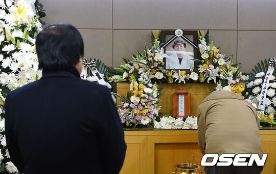 [사진]조문 행렬 이어지는 故 정원 빈소