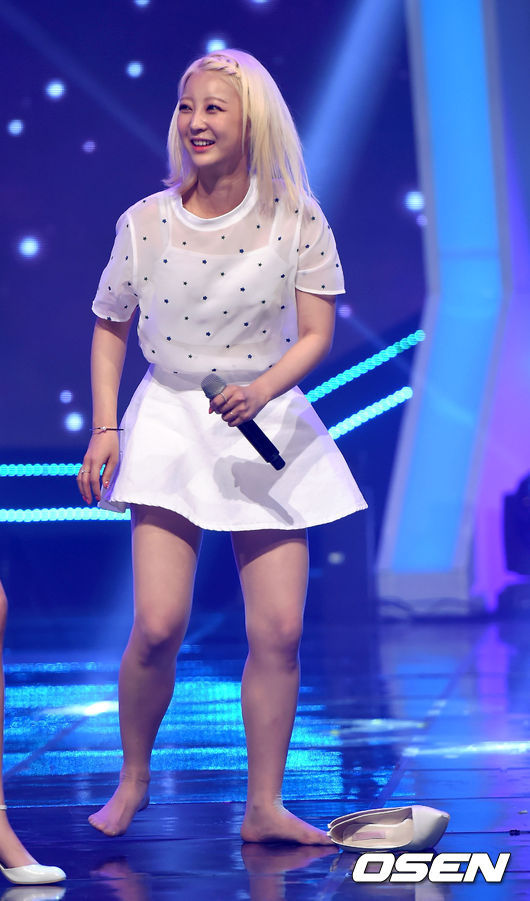 [사진]EXID 혜린,불편한 구두는 저리가~