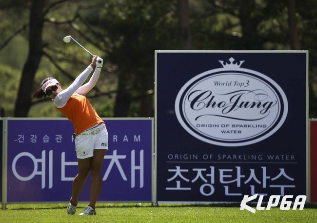 고진영 “4홀 연속 버디 몰랐다”, KLPGA 초정탄산수 용평리조트 오픈 2R 단독선두