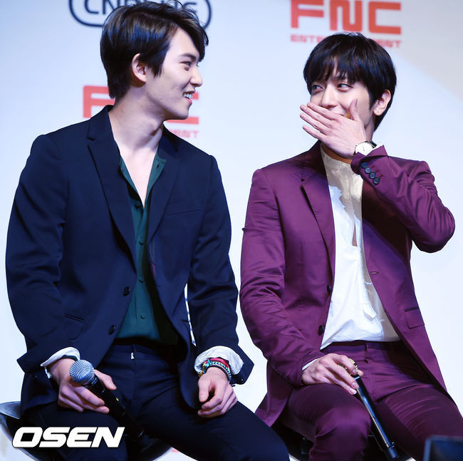 [사진]씨엔블루 이종현-정용화,소곤소곤 비밀얘기 중(?)