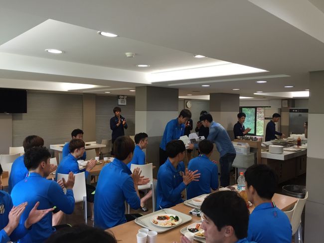 전남 서포터즈, 추석 맞아 선수단에 송편 전달