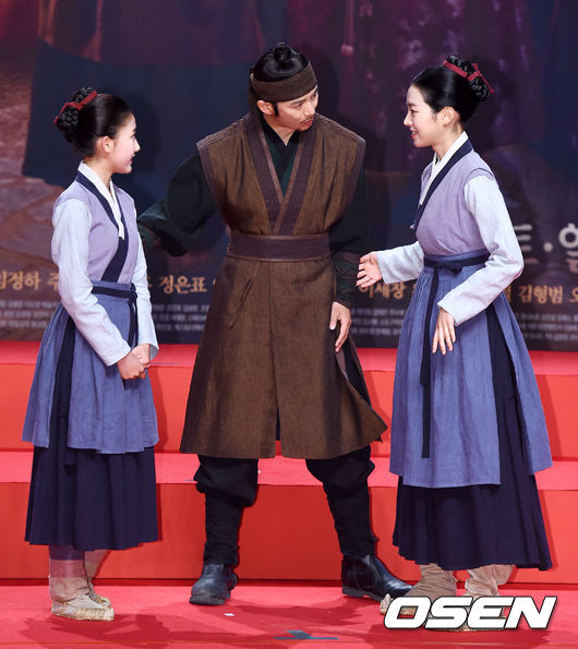[사진]고수, 두 옥녀를 사이에 두고
