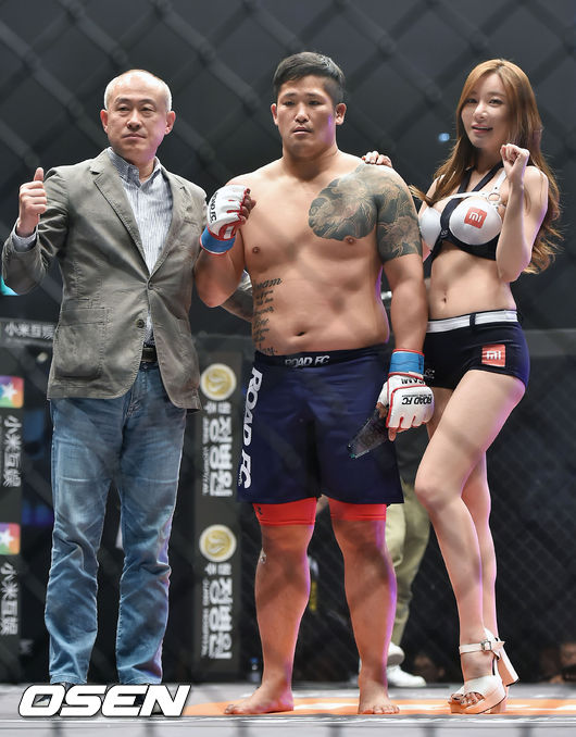 [사진]쿠와바라 키요시,권아솔을 상대로 승리