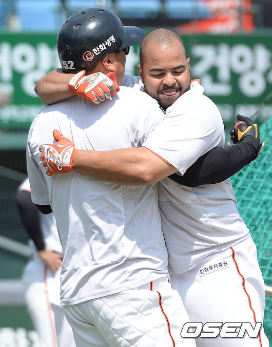 [사진]로사리오,김태균 포근해
