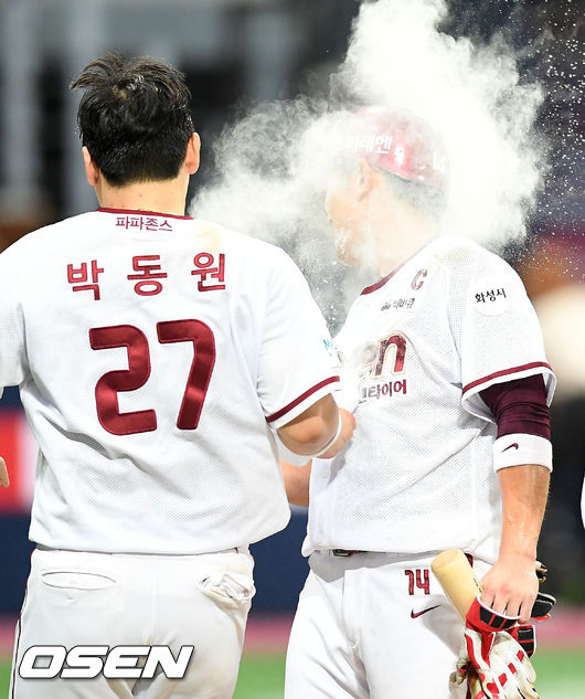 [사진]끝내기 서건창,박동원에게 로진가루 테러 당해