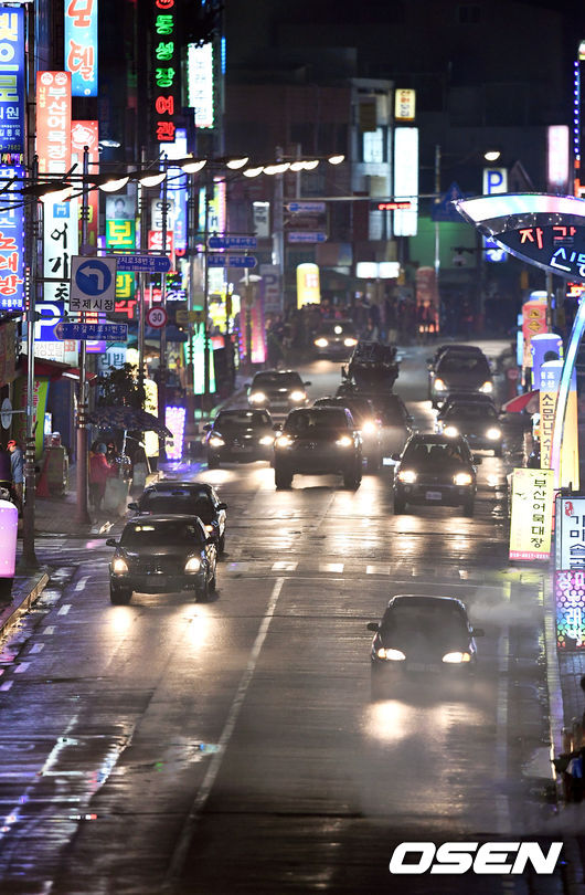 [사진]부산 자갈치시장을 배경으로 촬영하는 블랙 팬서