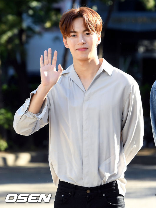 [사진]빅스 홍빈,여심 사로잡는 손인사
