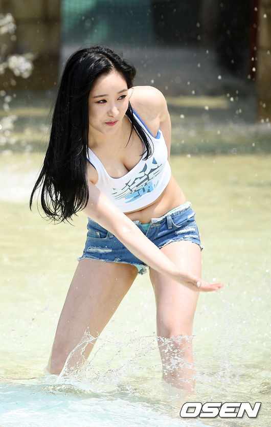 [사진]브레이브걸스 민영,시원한 물장난