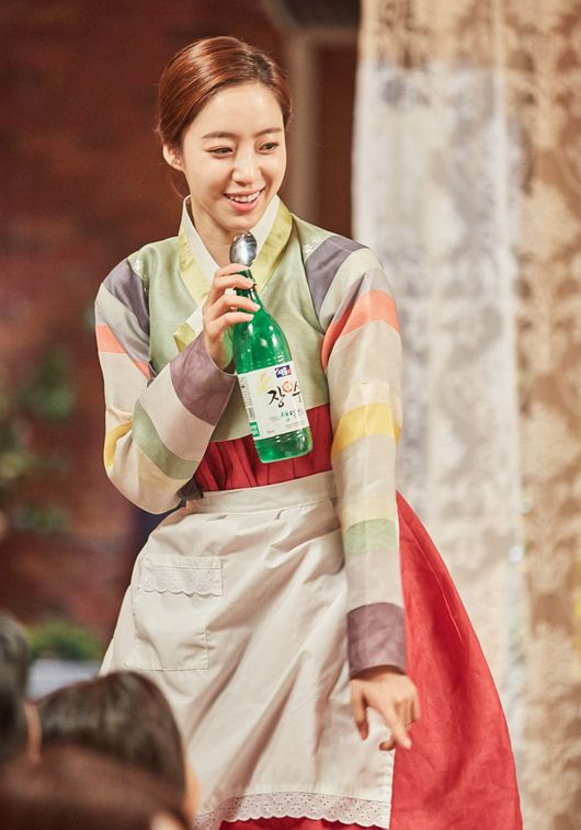 [Oh!쎈 컷] 풋풋 새댁..별별 며느리 함은정, 한복 입고 노래 신고식