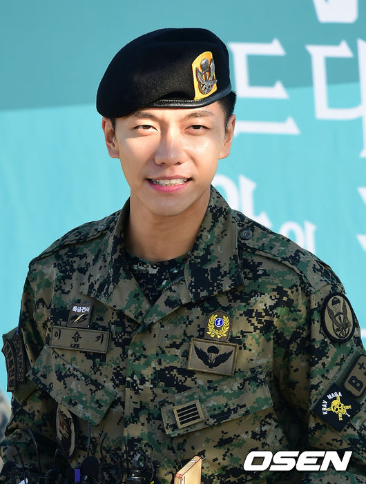 [사진]이승기,여심 녹이는 눈빛으로 제대인사