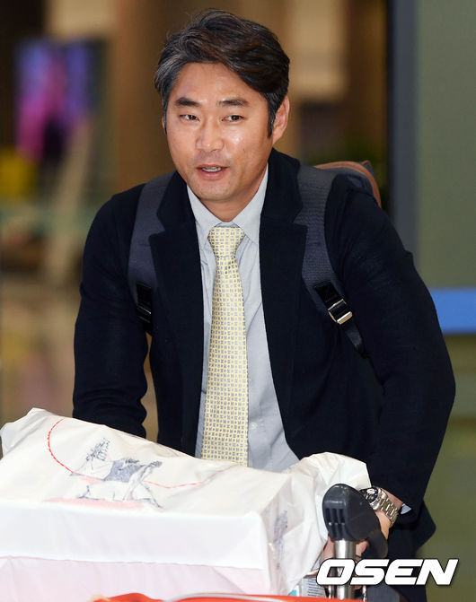 [사진]두산 강동우 코치,미소 머금고 귀국