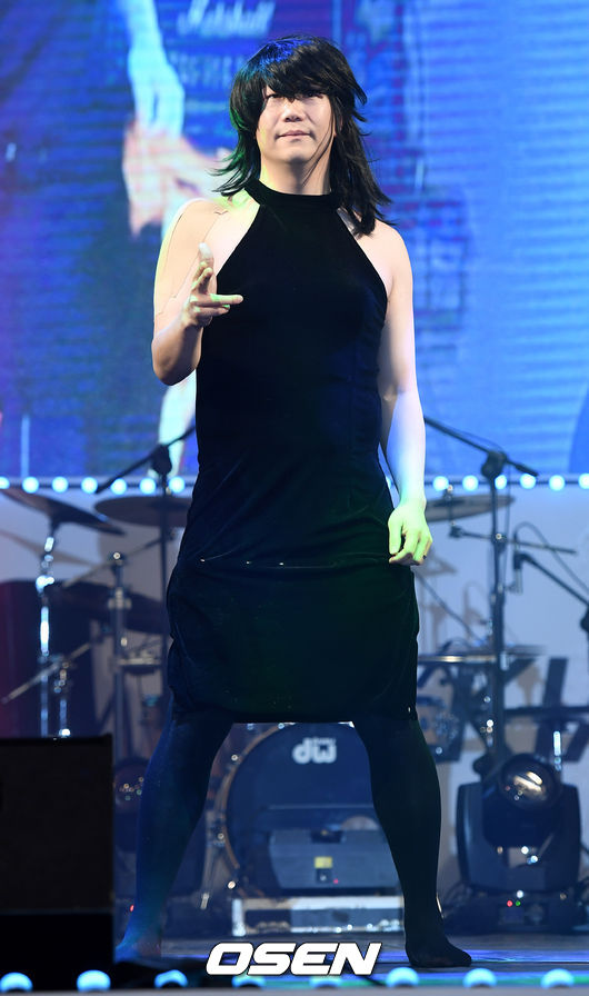[사진]양현종, 우승 공약 지키는 가시나 댄스