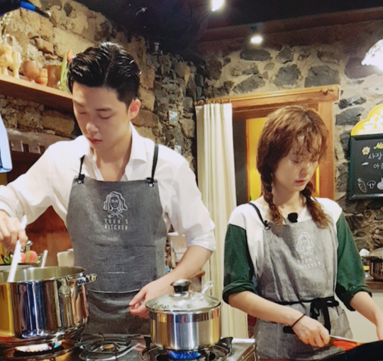 [★SHOT!] ‘윤식당2’ 정유미, 과장 승진? 박서준과 “세상진지”