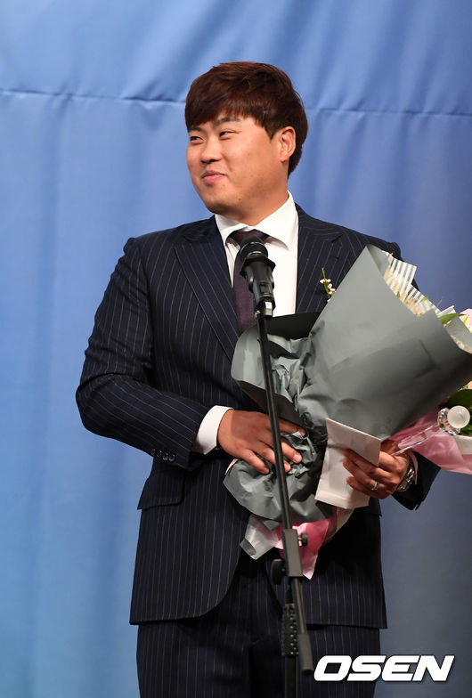 [사진]일구대상 류현진, 배지현 아내의 찜닭 요리에 힘을 내서
